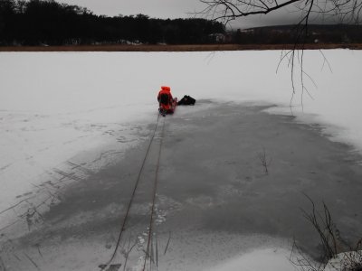В Башкирии спасатели вытащили из пруда провалившегося под лед мальчика