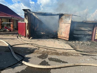 В Башкирии трое взрослых и четверо детей смогли выбраться через окно во время пожара