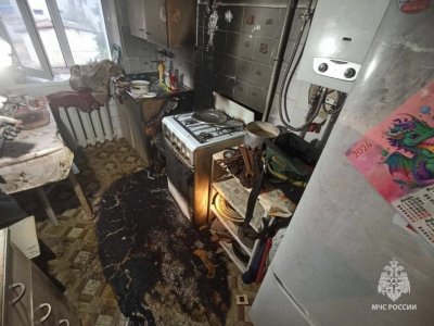 В Башкирии спасли двух человек во время пожара в многоквартирном доме