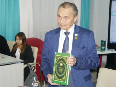 Народный поэт Башкортостана подарил Национальной библиотеке книги из своей личной библиотеки