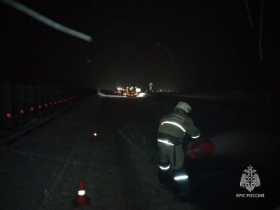 На трассе Уфа - Оренбург спасатели ликвидируют разлив топлива
