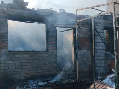 Трое жителей Башкирии вытащили маломобильную женщину из горящего дома
