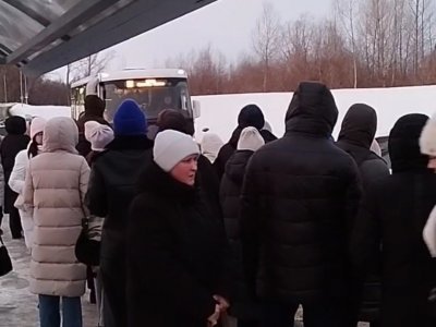 Берут штурмом: в Кузнецовском затоне Уфы люди не дождались автобусов