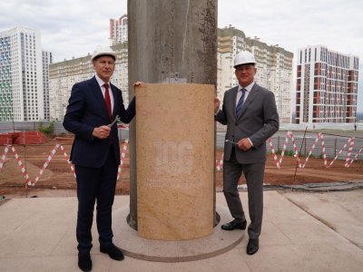 Радий Хабиров и министр спорта РФ установили первую гранитную плиту на колонне Центра борьбы в Уфе