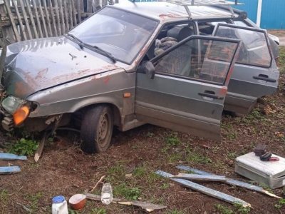 В Башкирии двое молодых угонщиков врезались на чужой машине в забор и дом