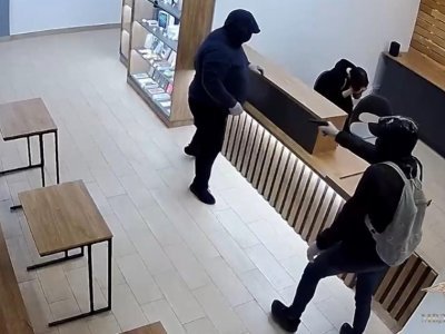 В Башкирии двое мужчин, вооруженных игрушечным пистолетом, ограбили магазин на 5 млн рублей