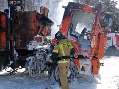 В Уфе пожарные оперативно потушили загоревшийся на ходу мусоровоз