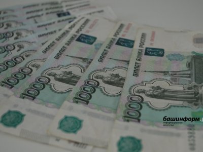 Житель Башкирии положил 10 тысяч рублей на колени сотрудника ГИБДД