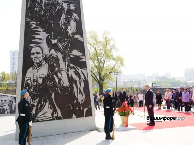 Радий Хабиров возложил цветы к стеле «Город трудовой доблести» и наградил тружеников Башкирии