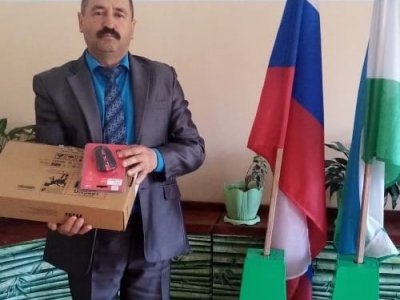 Мобилизованный участник СВО из Башкирии подарил родной школе ноутбук