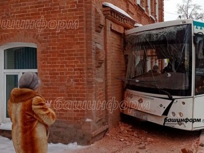 В центре Уфы пассажирский автобус врезался в дом Якушевых