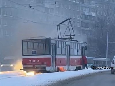 В Уфе автомобилисты помогли потушить загоревшийся трамвай