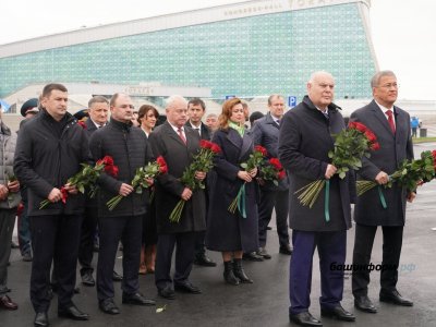 Глава Башкирии и президент Абхазии возложили цветы к памятнику Шайхзаде Бабичу