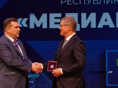 Председатель Союза журналистов России Владимир Соловьев вручил Главе Башкирии награду