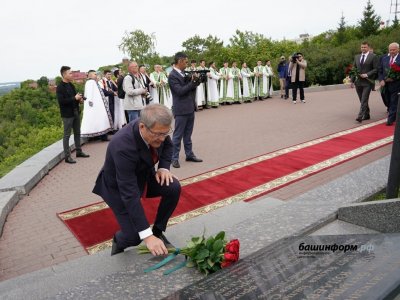 Радий Хабиров возложил цветы к памятнику национальному герою Башкирии Салавату Юлаеву