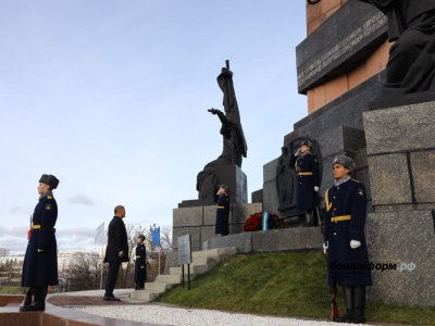 В День народного единства Глава Башкирии Радий Хабиров возложил цветы к Монументу Дружбы