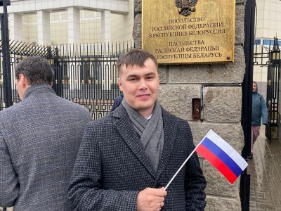 Председатель союза писателей Башкирии проголосовал в посольстве России в Минске