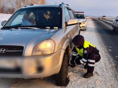 В Башкирии полицейские пришли на помощь попавшим в беду водителям и пассажирам