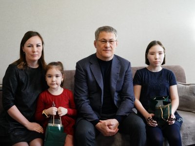 Радий Хабиров встретился в Бураево с семьей погибшего в СВО Ильнура Имаева