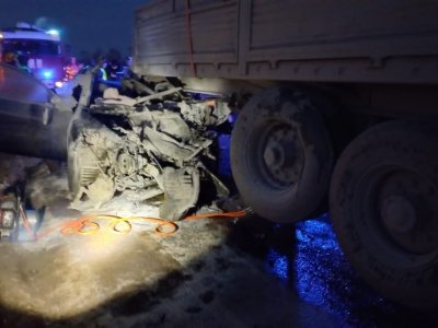 В Башкирии водитель автомобиля Mazda погиб, врезавшись в попутную фуру