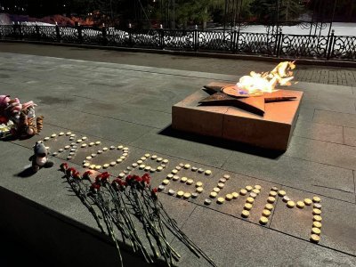 Стерлитамаковцы несут цветы в память о погибших при теракте в Крокус сити холле