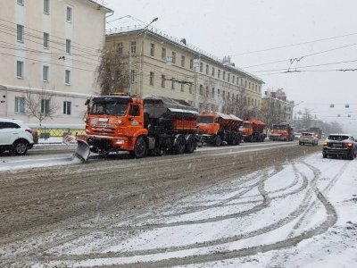 В Уфе на уборку города вышли почти 250 машин спецтехники