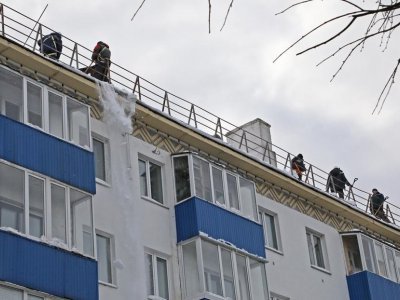 Жителям Башкирии напомнили, кто отвечает за очистку крыш домов от сосулек