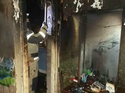 В Уфе мужчина разбил топором окно и выпрыгнул из горящей квартиры