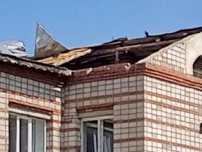 В Башкирии сильный ветер повредил металлическую кровлю школы