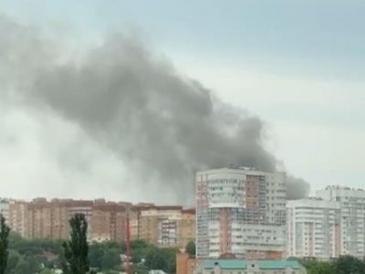В Уфе горит крыша двухэтажного дома на улице Дуванской