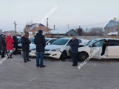 В Башкирии иномарка на скорости влетела в ряд припаркованных автомобилей