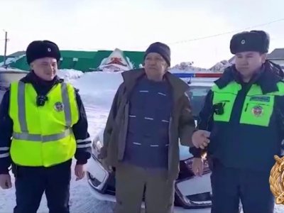 В Башкирии сотрудники ГИБДД помогли попавшему в беду водителю