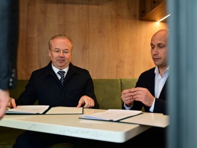 Андрей Назаров подписал соглашение о сотрудничестве с трейлерным заводом