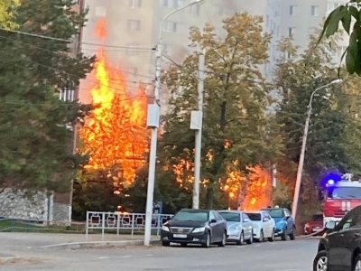 В Уфе сгорел расселенный бревенчатый дом