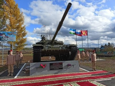 В Башкирии открыли памятник погибшему в зоне СВО танкисту