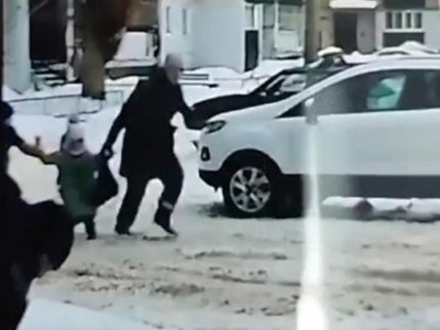 В Башкирии полиция ищет мужчину, пытавшегося утащить на улице маленькую девочку