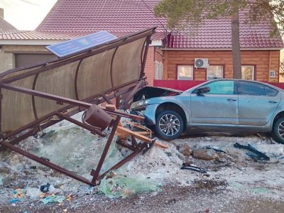 В Башкирии нетрезвый водитель снес остановку: пострадал ребенок