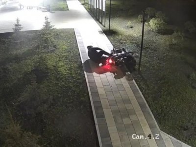В сквере Уфы лихач на скутере врезался в фонарный столб: нарушителя ищет полиция