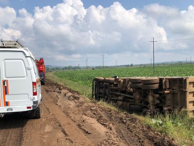 В Башкирии опрокинулся грузовой автомобиль, спасатели оперативно помогли водителю