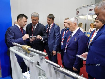 Глава Башкирии посетил выставочную зону международного военно-технического форума «Армия России»