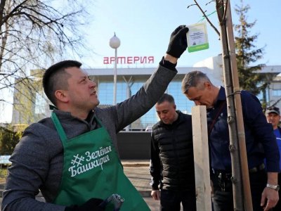 Мэр Уфы Ратмир Мавлиев принял участие в закладке «Аллеи горожан»