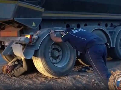 Сотрудники ГИБДД Башкирии на трассе помогли дальнобойщику заменить колесо у большегруза