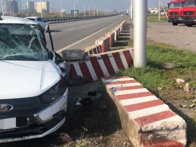 В Башкирии погиб таксист, врезавшись на «Ладе Гранте» в бетонное ограждение