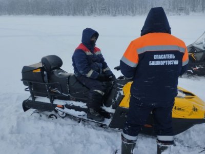 Спасатели помогли отдыхающим на Павловском водохранилище починить снегоход