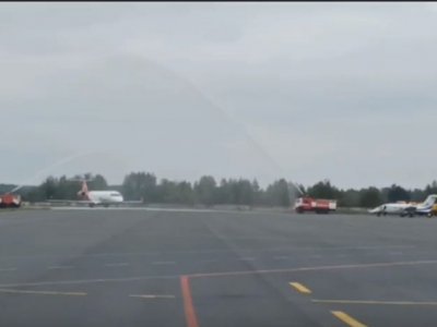 В аэропорту «Туношна» первый самолет рейса Уфа - Ярославль встретили водной аркой