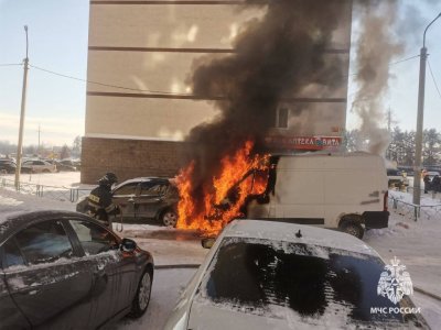 В Уфе пожарные МЧС потушили горевший микроавтобус