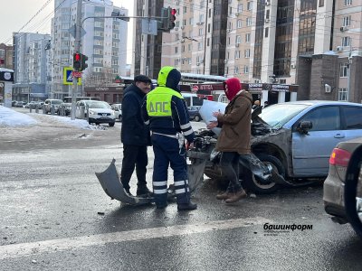 В Уфе столкновение «Газели» и легкового авто на перекрестке Кирова-Цюрупы привело к большим пробкам