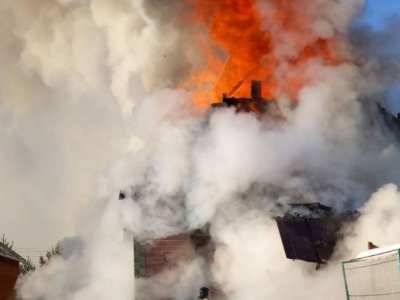 В Башкирии горит коттедж в поселке Юматово