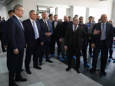 Глава Башкирии посетил новый зал для спортивной борьбы