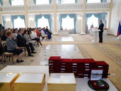 Радий Хабиров наградил лучших педагогов Башкирии государственными наградами